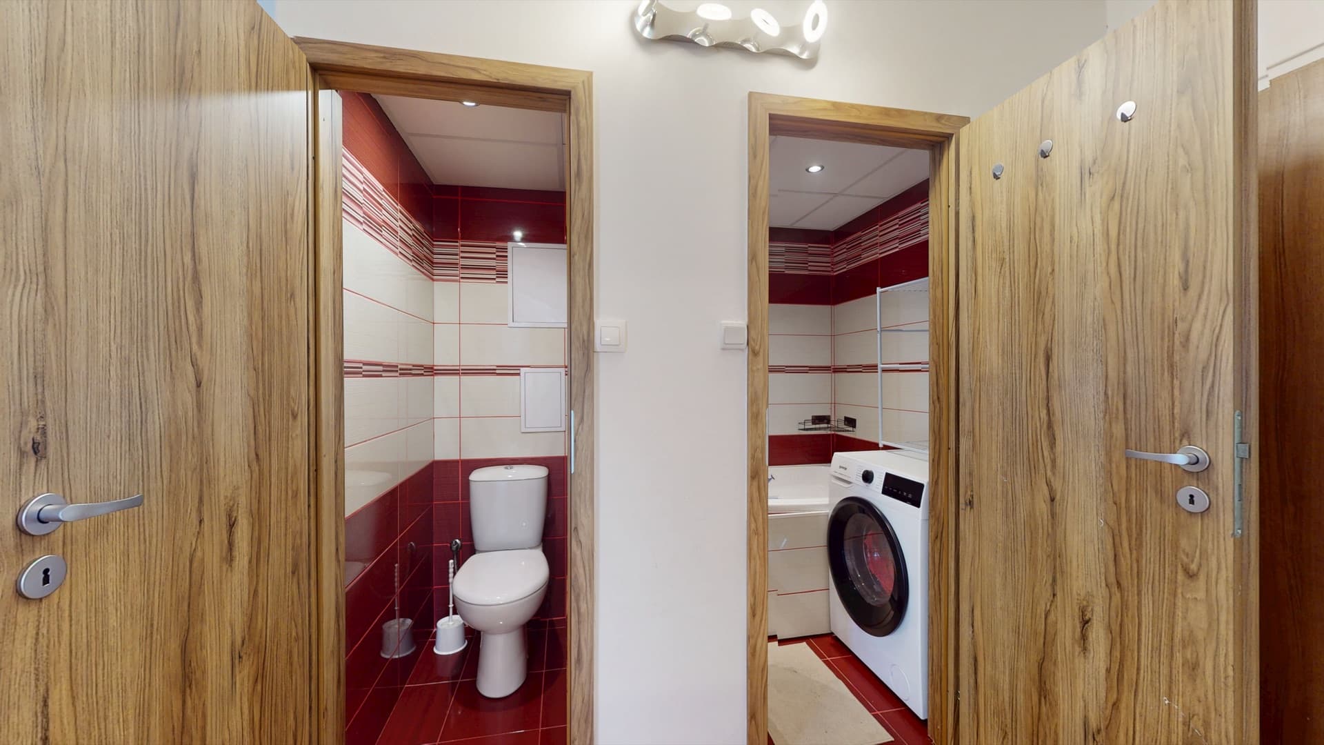 Koupelna a samostatné oddělené WC